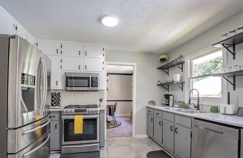 Lithonia House | Modern Family Utopia+Jacuzzi+3 Fire-Pits+King-Suite+Home Office+Free Parking