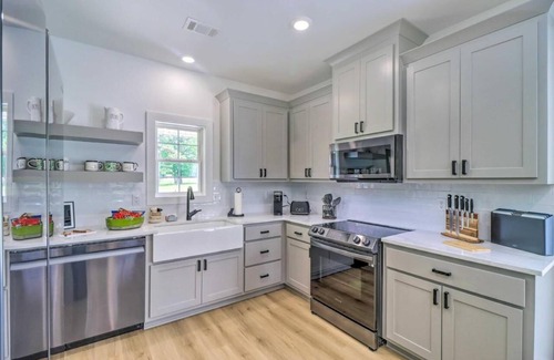 Higden House | Modern Farmhouse with large yard, 3 miles to lake