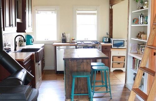 South Kansas City Cottage | MODERN FARMHOUSE by CHIEFS < 5min away! 75" TV, right off I-435 BOOK NOW!