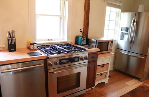 South Kansas City Cottage | MODERN FARMHOUSE by CHIEFS < 5min away! 75" TV, right off I-435 BOOK NOW!