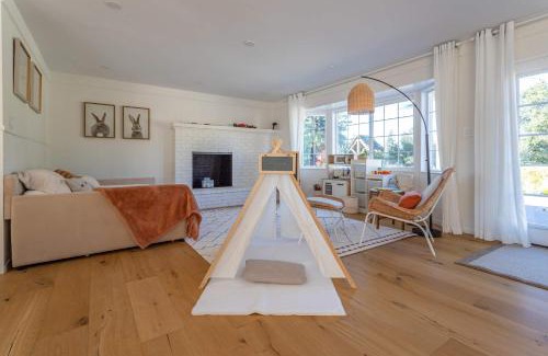 Sebastopol House | Modern Farmhouse on 1 Acre Lot Just Steps From Regional Park with Hot Tub