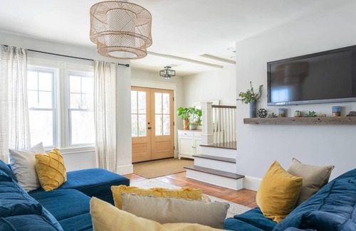Portsmouth House | Modern Farmhouse with Large Yard