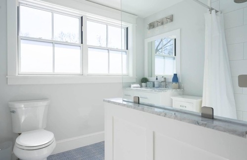Portsmouth House | Modern Farmhouse with Large Yard