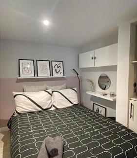 Bonnington Apartment | Modern Flat in Central Edinburgh