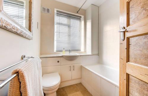 Cleveland Apartment | Modern flat near Pitshanger Park