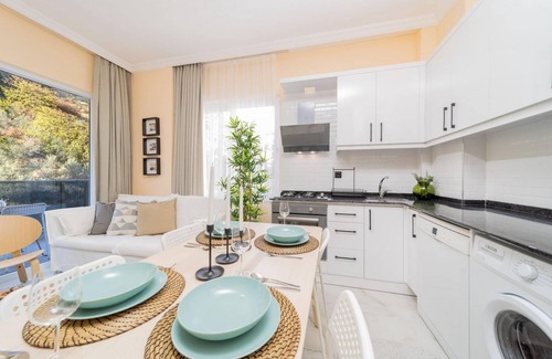 Avsallar Apartment | Modern Flat With Shared Pool and Balcony in Alanya