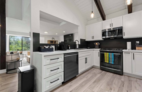 Artondale House | Modern Forest Retreat: Dog Friendly, Scenic Views