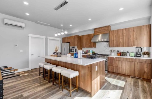 Kennydale House | Modern Fortress w/4 Decks| AC in all rooms |Gym