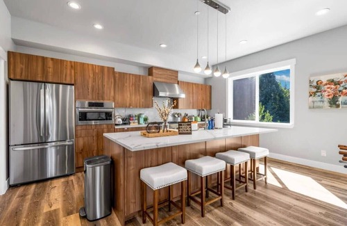 Kennydale House | Modern Fortress w/4 Decks| AC in all rooms |Gym