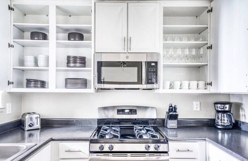 Foster City Apartment | Modern Foster City 2BR w/Gym, Pool & W/D, nr San Pedro Sq, by Blueground