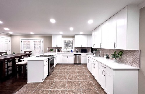 Tucker House | Modern Fresh Remodel 4BR 3Bath 2 En-Suites Super Convenient Sleeps 12 Pets OK!