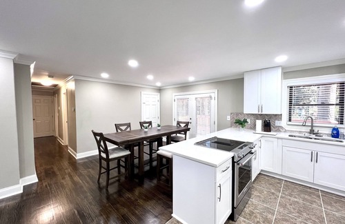 Tucker House | Modern Fresh Remodel 4BR 3Bath 2 En-Suites Super Convenient Sleeps 12 Pets OK!