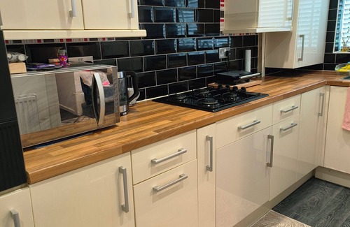Salford House | Modern Fully furnished 3 Bedroom Family House With Garden And Parking