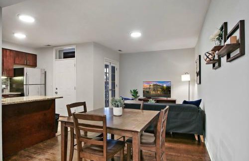 Chicago Apartment | Modern & Furnished 2BR Apt with In-unit Laundry - Sunnyside 2E