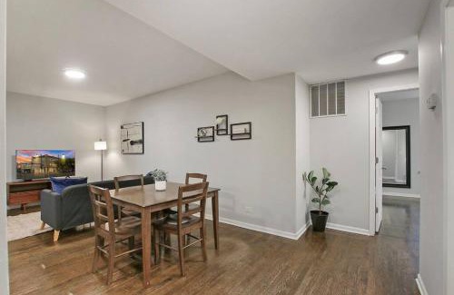 Chicago Apartment | Modern & Furnished 2BR Apt with In-unit Laundry - Sunnyside 2E