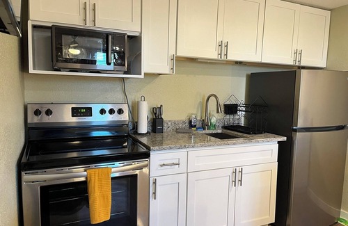 Eastland Apartment | Modern furnished, fully-equipped Studio Appartment in School Neighborhood