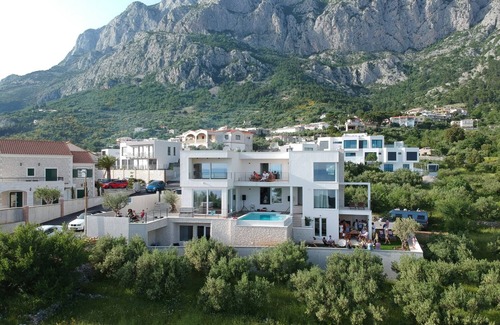 Veliko Brdo Villa | Modern furnished villa with infinity pool (heated), garden, barbecue, konoba