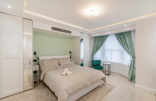 Notting Hill Apartment | Modern Garden Flat with Private Parking
