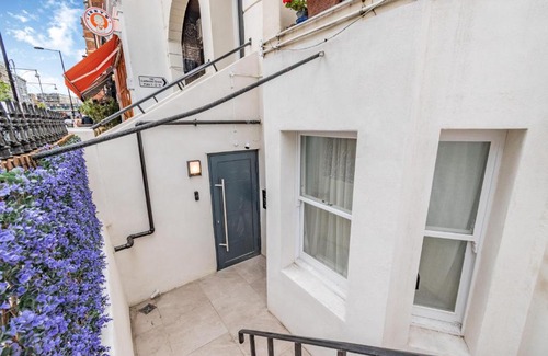 Notting Hill Apartment | Modern Garden Flat with Private Parking