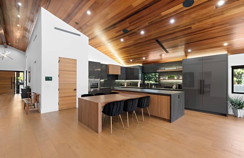 Valley Glen Villa | Modern Gateaway In Los Angeles