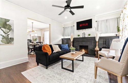 Leinkauf House | Modern Gem 2 Homes Rental Sleeps 10