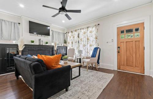 Leinkauf House | Modern Gem 2 Homes Rental Sleeps 10