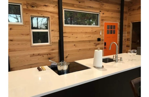 Fort Valley Apartment | Modern Glass Retreat -All the modern amenities in a secluded forest setting