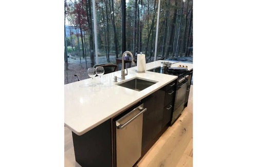 Fort Valley Apartment | Modern Glass Retreat -All the modern amenities in a secluded forest setting