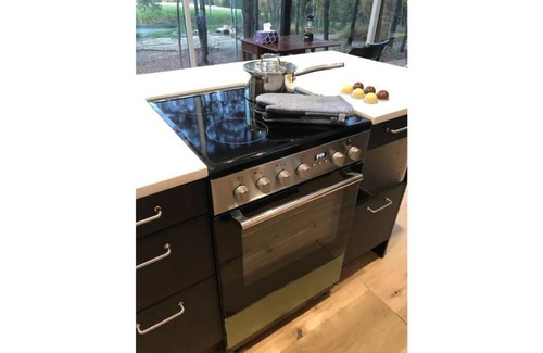 Fort Valley Apartment | Modern Glass Retreat -All the modern amenities in a secluded forest setting