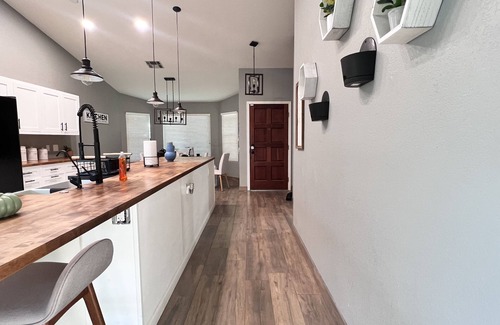 Deer Valley House | Modern Glendale Getaway/Mins from I-17 & 101/6 Flags, Hiking & Golf close by