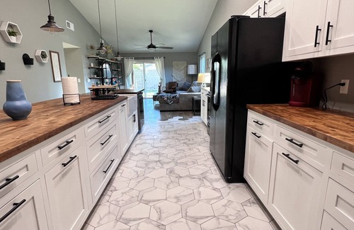 Deer Valley House | Modern Glendale Getaway/Mins from I-17 & 101/6 Flags, Hiking & Golf close by