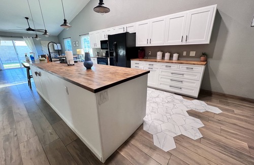 Deer Valley House | Modern Glendale Getaway/Mins from I-17 & 101/6 Flags, Hiking & Golf close by