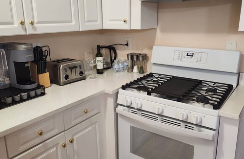 East New York House | Modern Grey Spacious4Bed with Free Wine