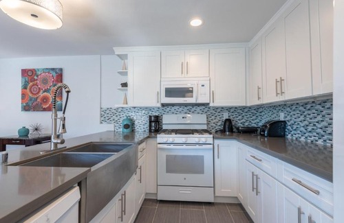 Studio City House | Modern Guest House Nestled in the Hollywood Hills with huge deck and WOW views!