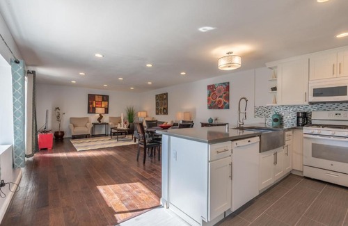 Studio City House | Modern Guest House Nestled in the Hollywood Hills with huge deck and WOW views!