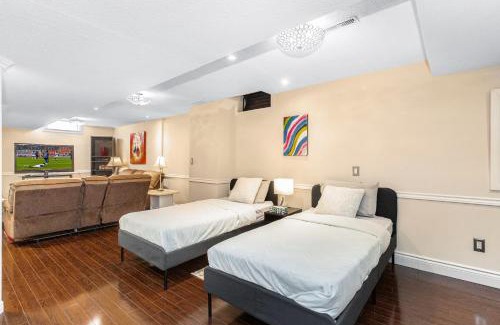 East Credit Apartment | Modern Guest Suite Comfort for 5 Free Parking
