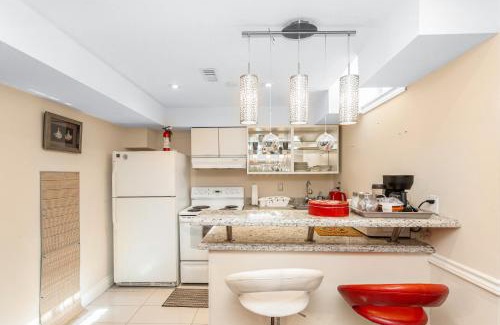 East Credit Apartment | Modern Guest Suite Comfort for 5 Free Parking