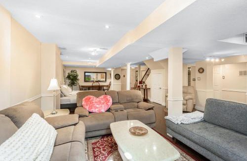East Credit Apartment | Modern Guest Suite Comfort for 5 Free Parking