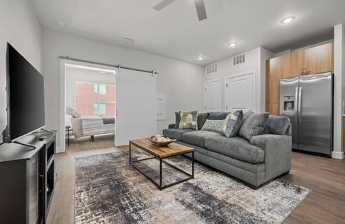 Eighth Avenue Apartment | Modern Gulch Retreat Steps to Broadway