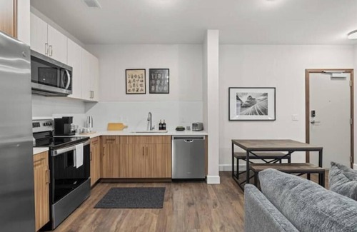 Eighth Avenue Apartment | Modern Gulch Retreat Steps to Broadway