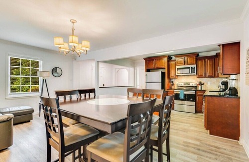 Mountain Brooke House | Modern Hideaway Sleeps 14, Backyard & WiFi