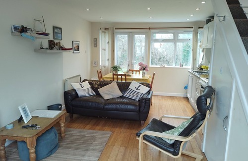 Freshwater East Ski Chalet | Modern holiday home in quiet location near Freshwater East beach