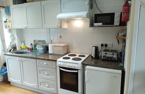 Freshwater East Ski Chalet | Modern holiday home in quiet location near Freshwater East beach