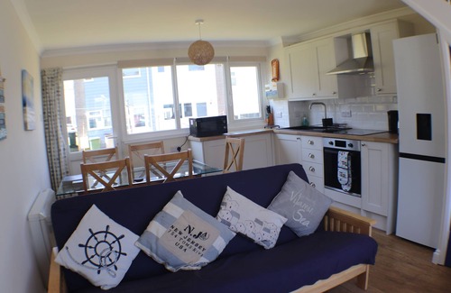 Pembroke Ski Chalet | Modern Holiday Home a Few Minutes Walk from Beautiful Beach.