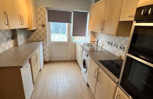 Basildon House | Modern Holiday Home 3bed