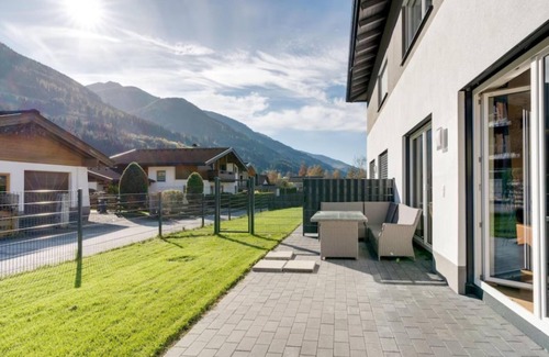 Niedernsill House | Modern holiday home with a garden near Kaprun