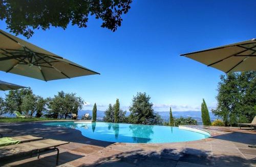Loro Ciuffenna House | Modern Holiday Home in Loro Ciuffenna with Pool