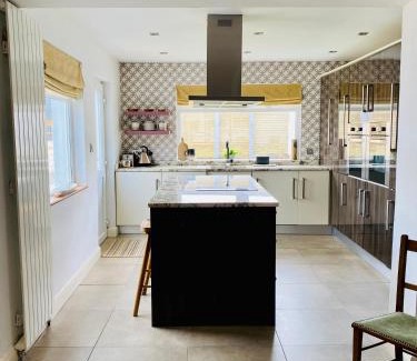 Portstewart House | Modern holiday home with sea view & BBQ hut- close to beach