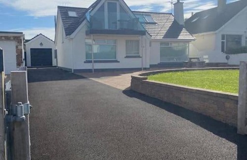 Portstewart House | Modern holiday home with sea view & BBQ hut- close to beach