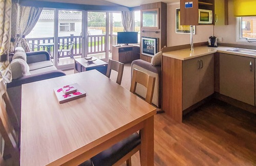 Arnold House | Modern holiday home with one double bedroom and two twin bedrooms.